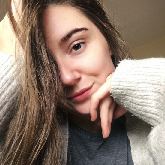 files/650865454c2393ac2571270c_half-face-selfie-one-eye-covered-with-hair-550x550.jpg